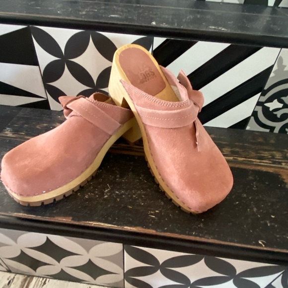 MIA Shoes - FUN, NEW, square toe MIA clogs w/side bow! Feminine and sassy too!See pic 4 more